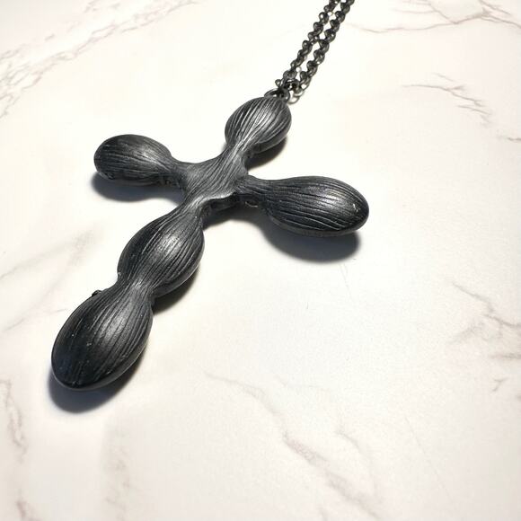 Gothic Black Glass Cross Pendant And 30’ Chain - Picture 6 of 7